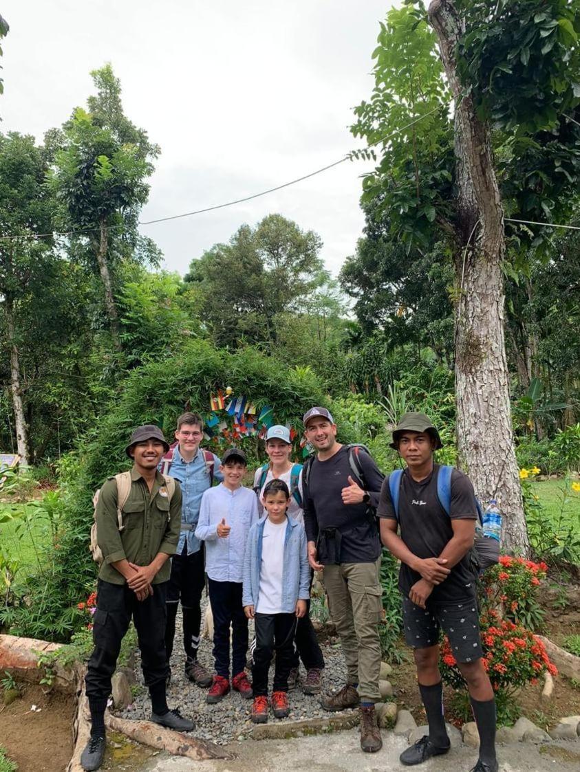 Wisma Batu Mandi Bukit Lawang Esterno foto